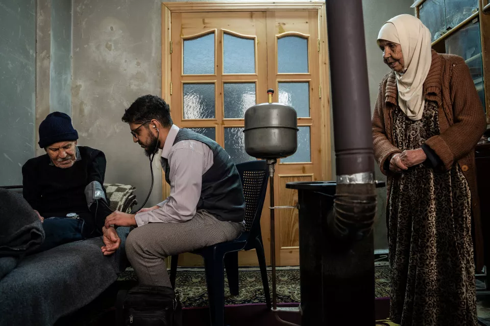 Dr. Khaldoun Muawiyah Al-Mallah, director and founder of The Palestinian House He is treating Hassan Hammond, 70, who was displaced from the Golan in 1967 and lived in Yarmouk during the siege with his wife Makboula Jouriyyeh. 