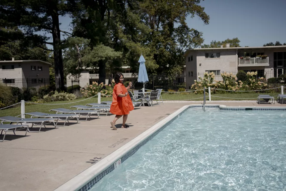 Bernadette 43 years old in the swimming pool of her compound in Rockville Maryland. She arrived in the USA in September 2018 with her daughter Marie Raphaelle. Back in Gabon, she demonstrated against the political power and got arrested, tortured for 5 days.